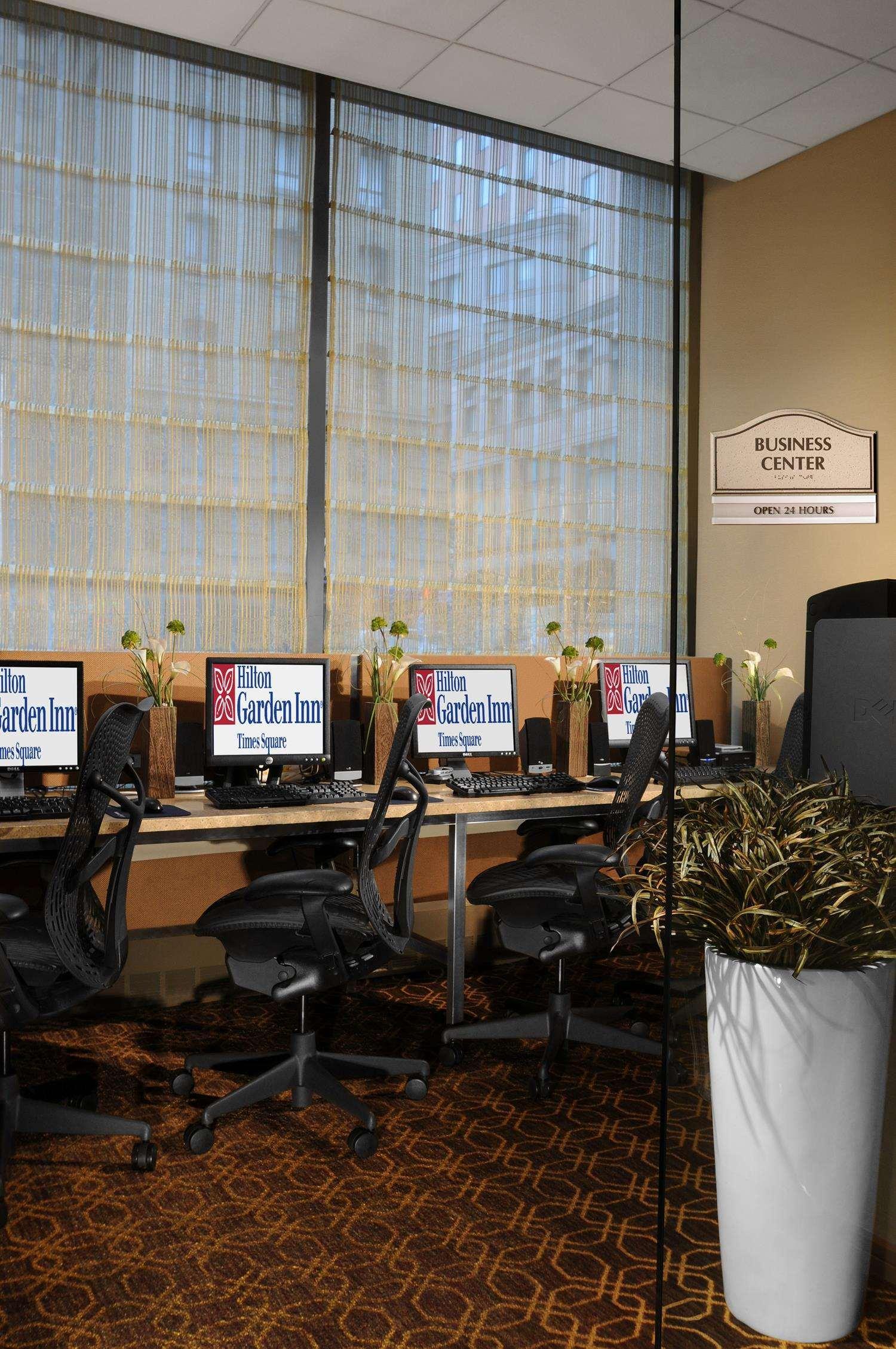 نزل هيلتون غاردن تايمز سكوير نيو يورك المرافق الصورة A typical business center at a hotel