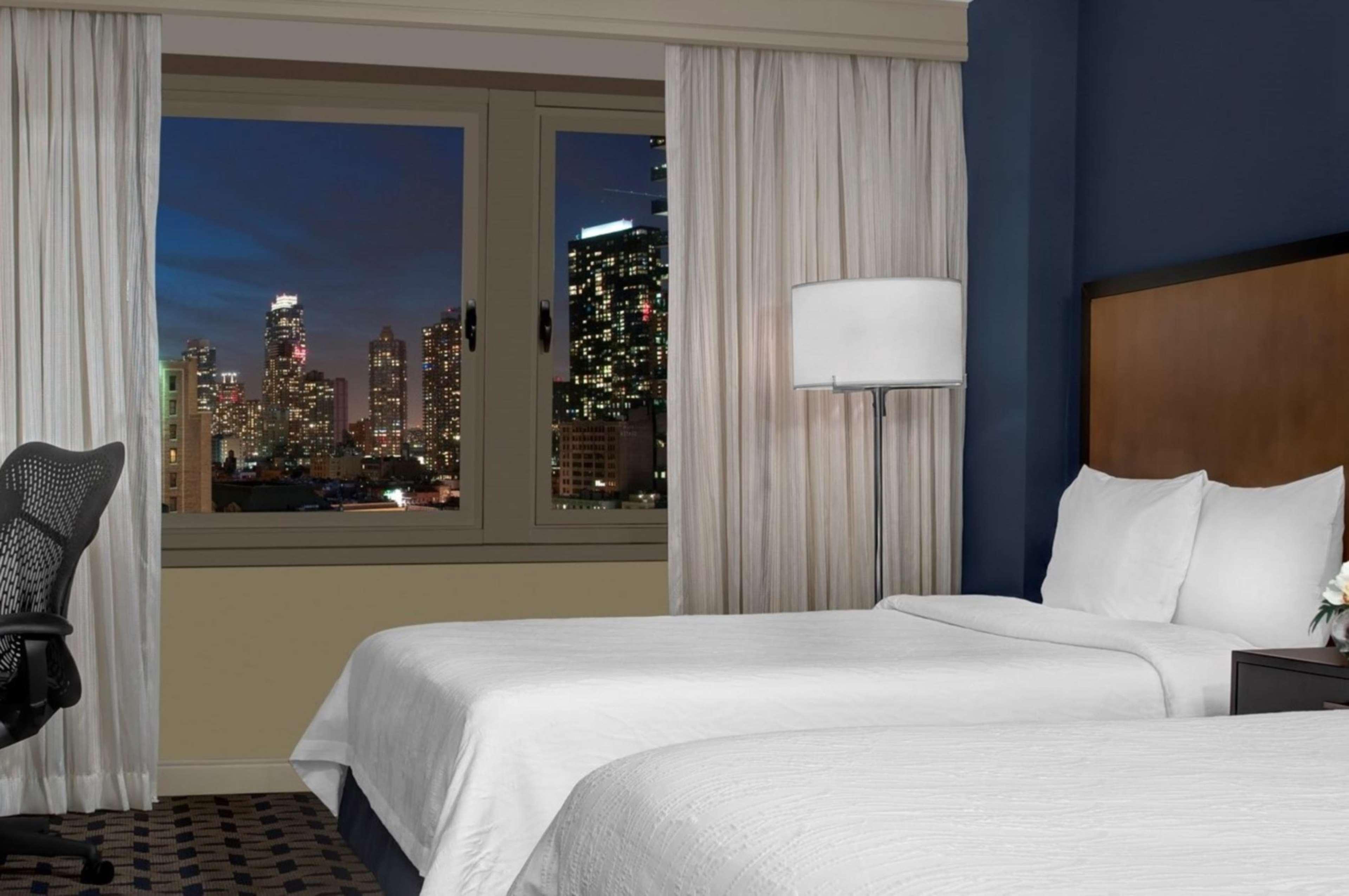 نزل هيلتون غاردن تايمز سكوير نيو يورك المظهر الخارجي الصورة A guest room at the Hilton New York