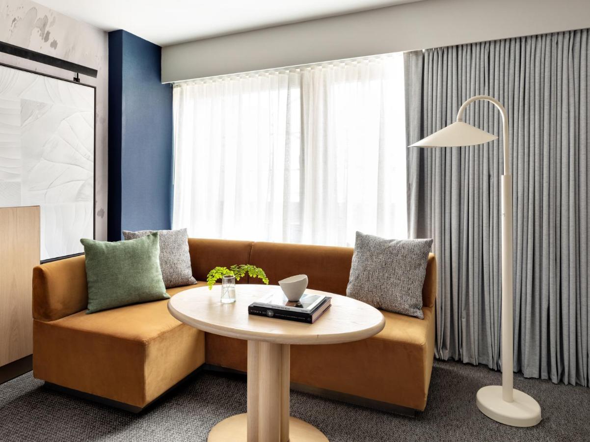 نزل هيلتون غاردن تايمز سكوير نيو يورك المظهر الخارجي الصورة A living room at the Hotel Zags