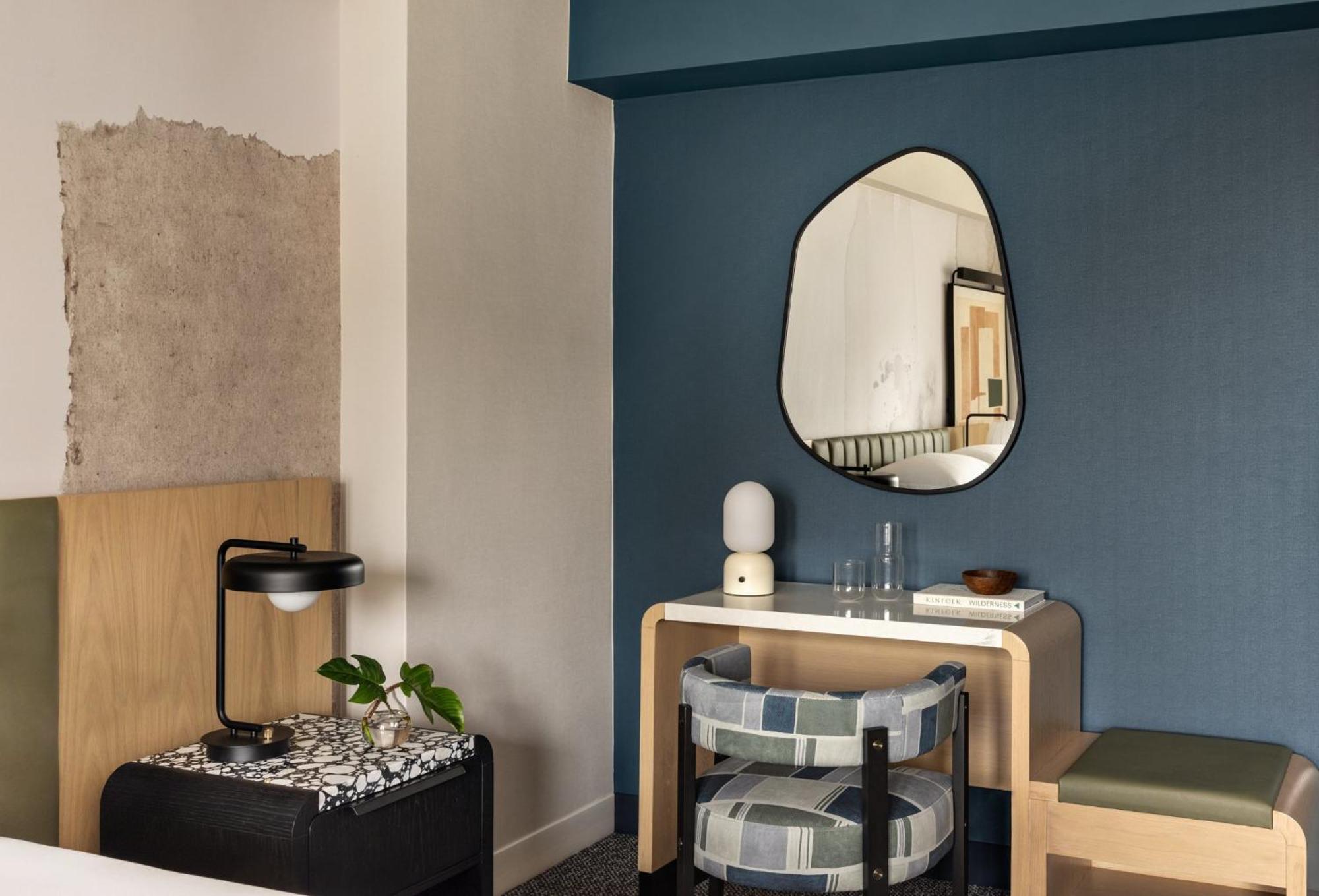 نزل هيلتون غاردن تايمز سكوير نيو يورك المظهر الخارجي الصورة A mirror in a home