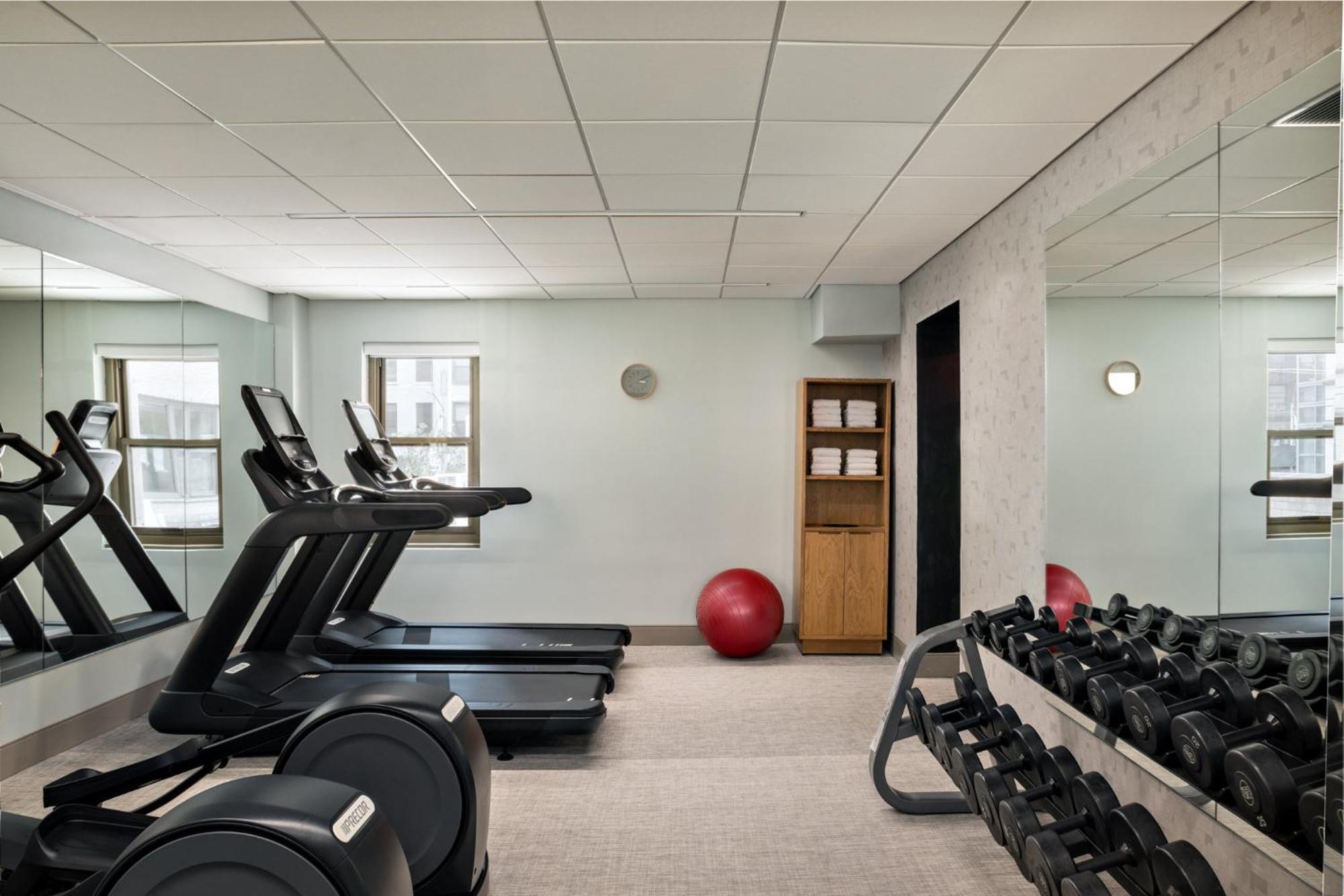 نزل هيلتون غاردن تايمز سكوير نيو يورك المظهر الخارجي الصورة The gym at The Standard East Village