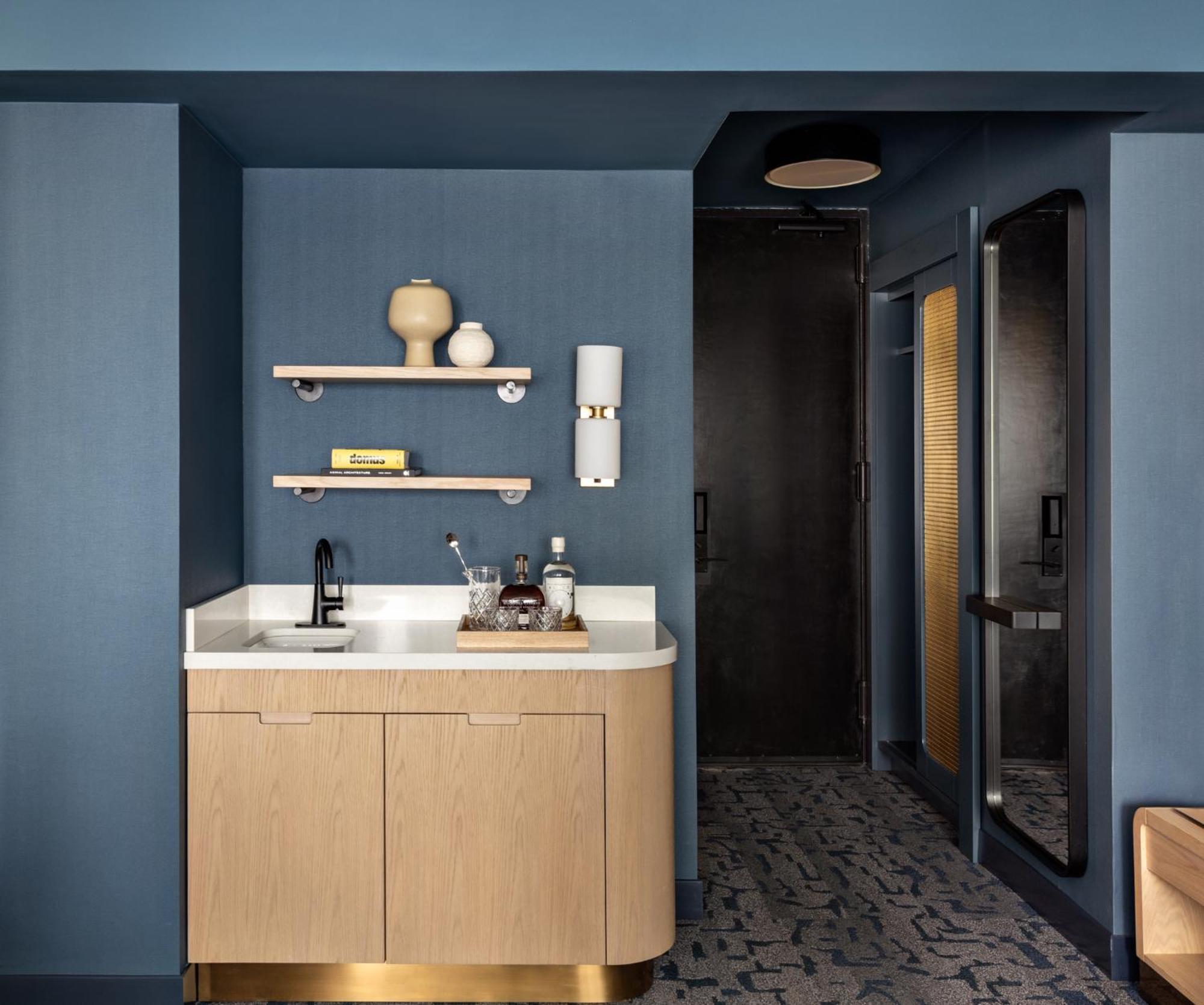 نزل هيلتون غاردن تايمز سكوير نيو يورك المظهر الخارجي الصورة A bathroom at the Standard East Village