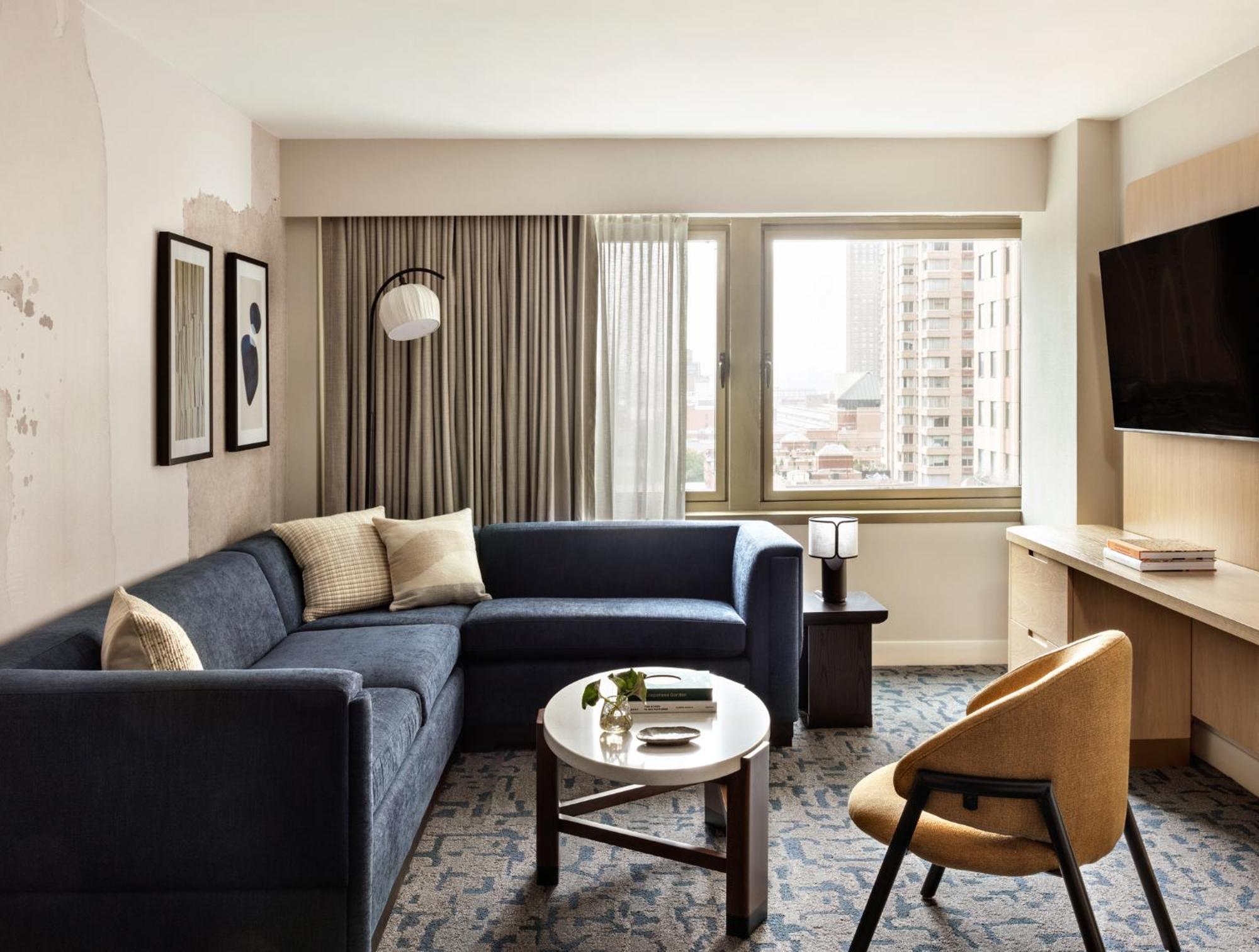 نزل هيلتون غاردن تايمز سكوير نيو يورك المظهر الخارجي الصورة A living room at the hotel