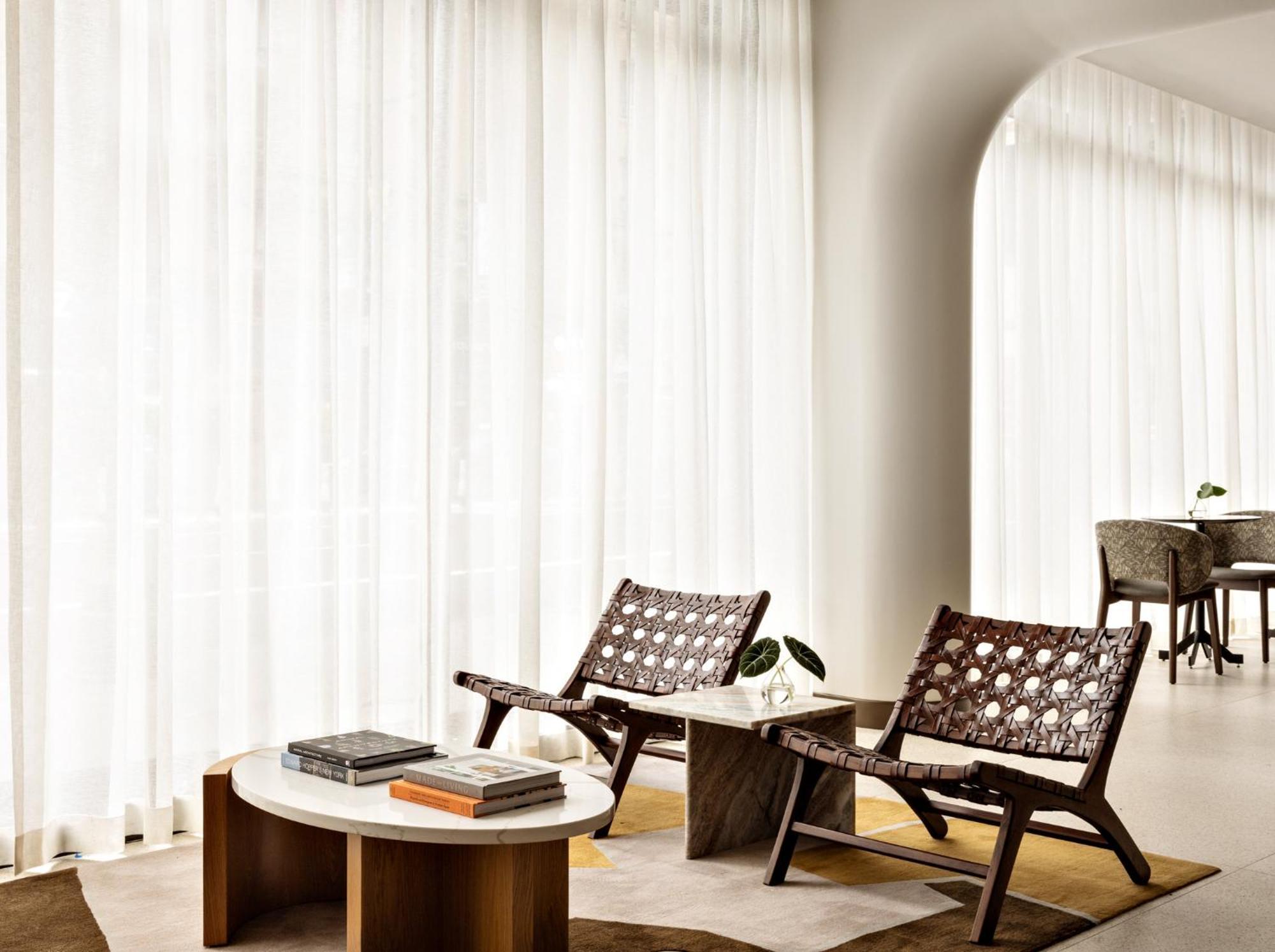نزل هيلتون غاردن تايمز سكوير نيو يورك المظهر الخارجي الصورة The interior of a suite at The Standard East Village