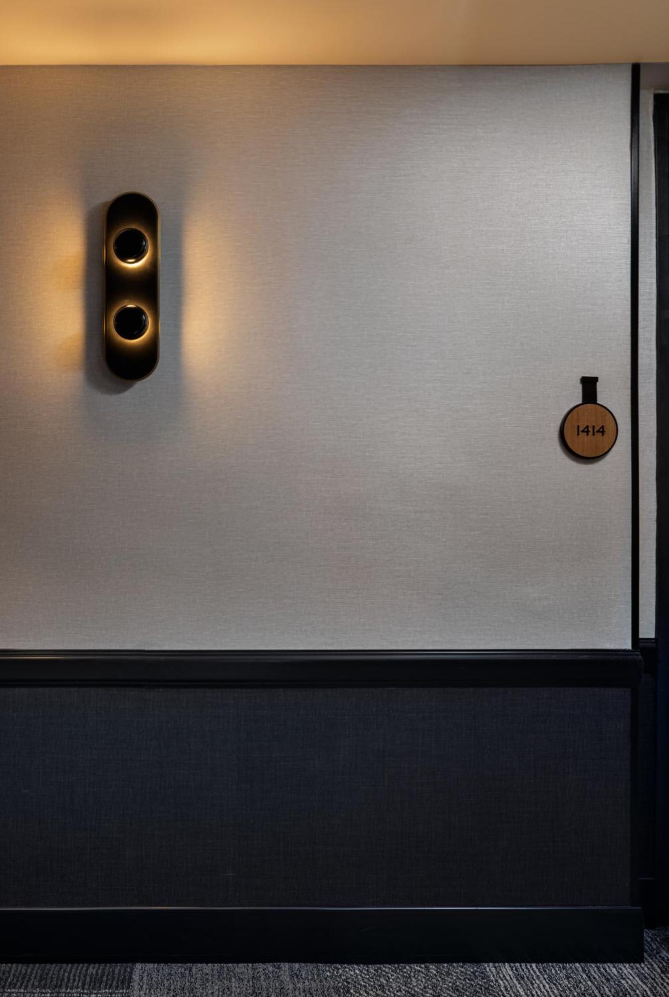 نزل هيلتون غاردن تايمز سكوير نيو يورك المظهر الخارجي الصورة A room number on a door