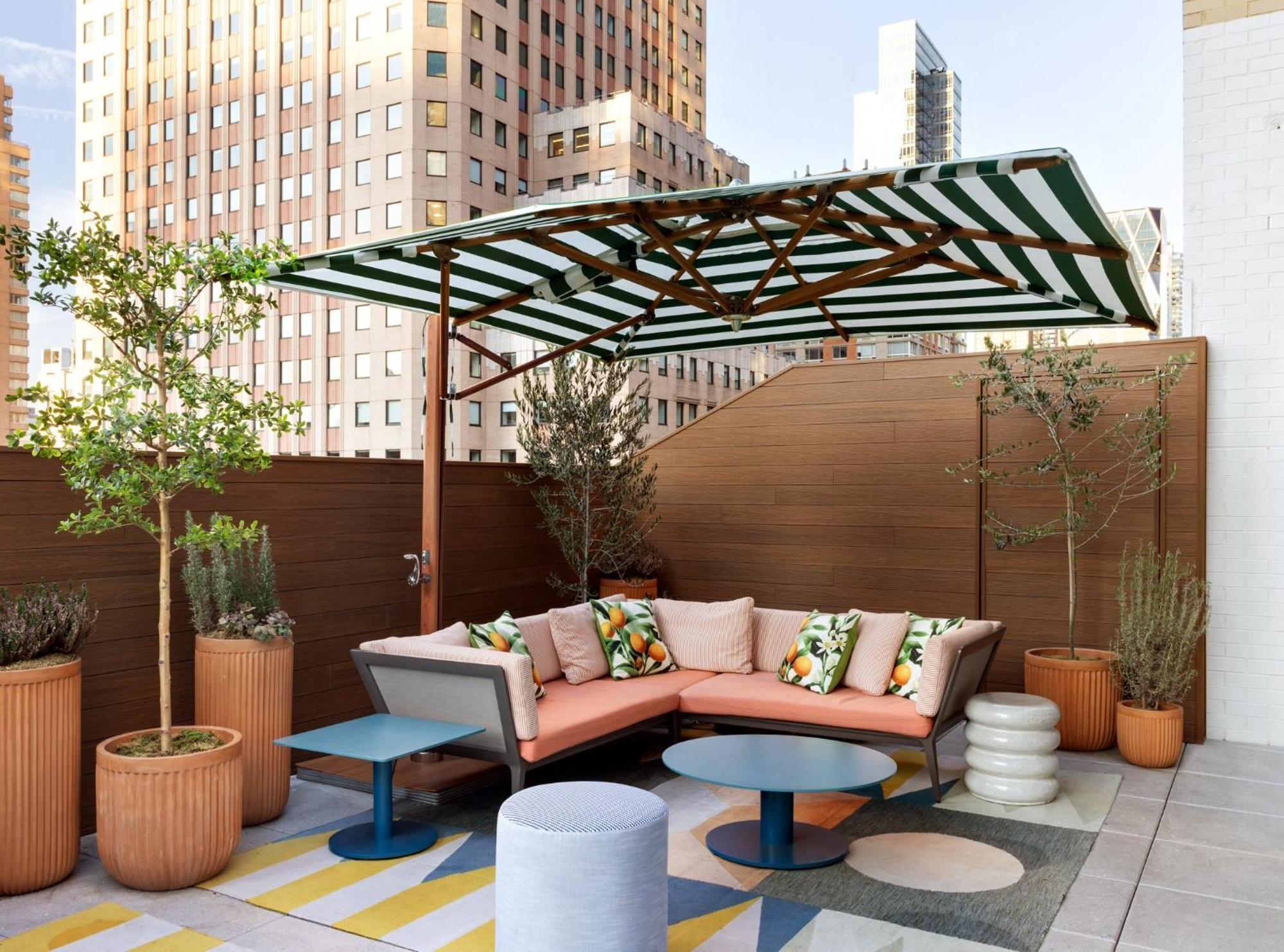 نزل هيلتون غاردن تايمز سكوير نيو يورك المظهر الخارجي الصورة The rooftop terrace at the Standard East Village