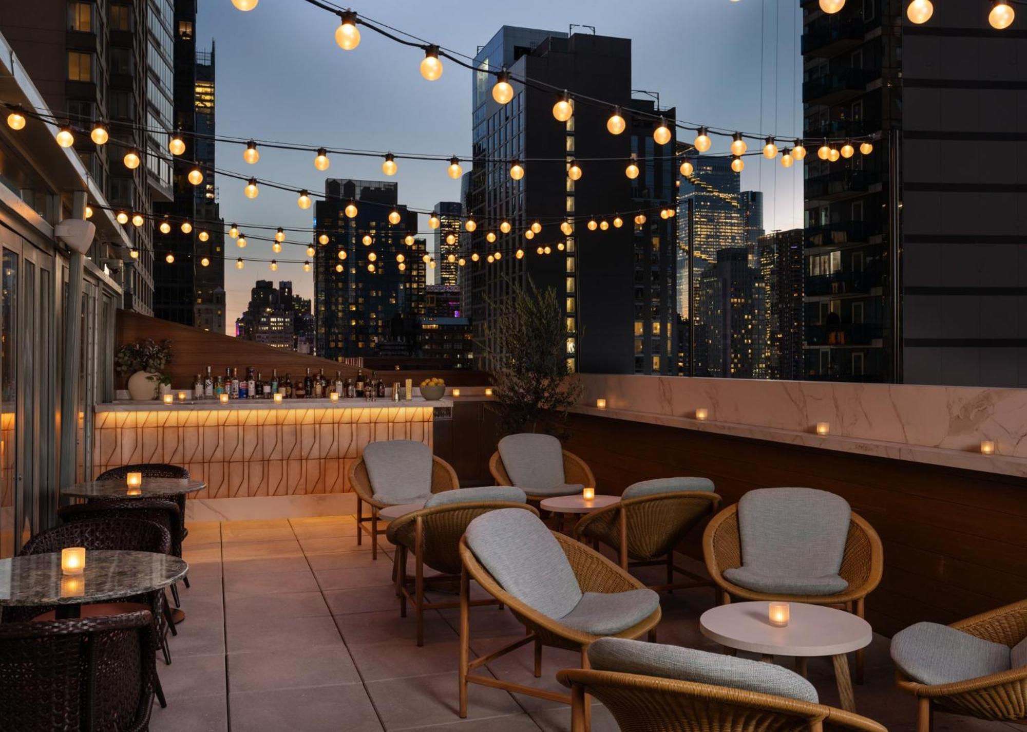 نزل هيلتون غاردن تايمز سكوير نيو يورك المظهر الخارجي الصورة The rooftop bar at the Standard East Village