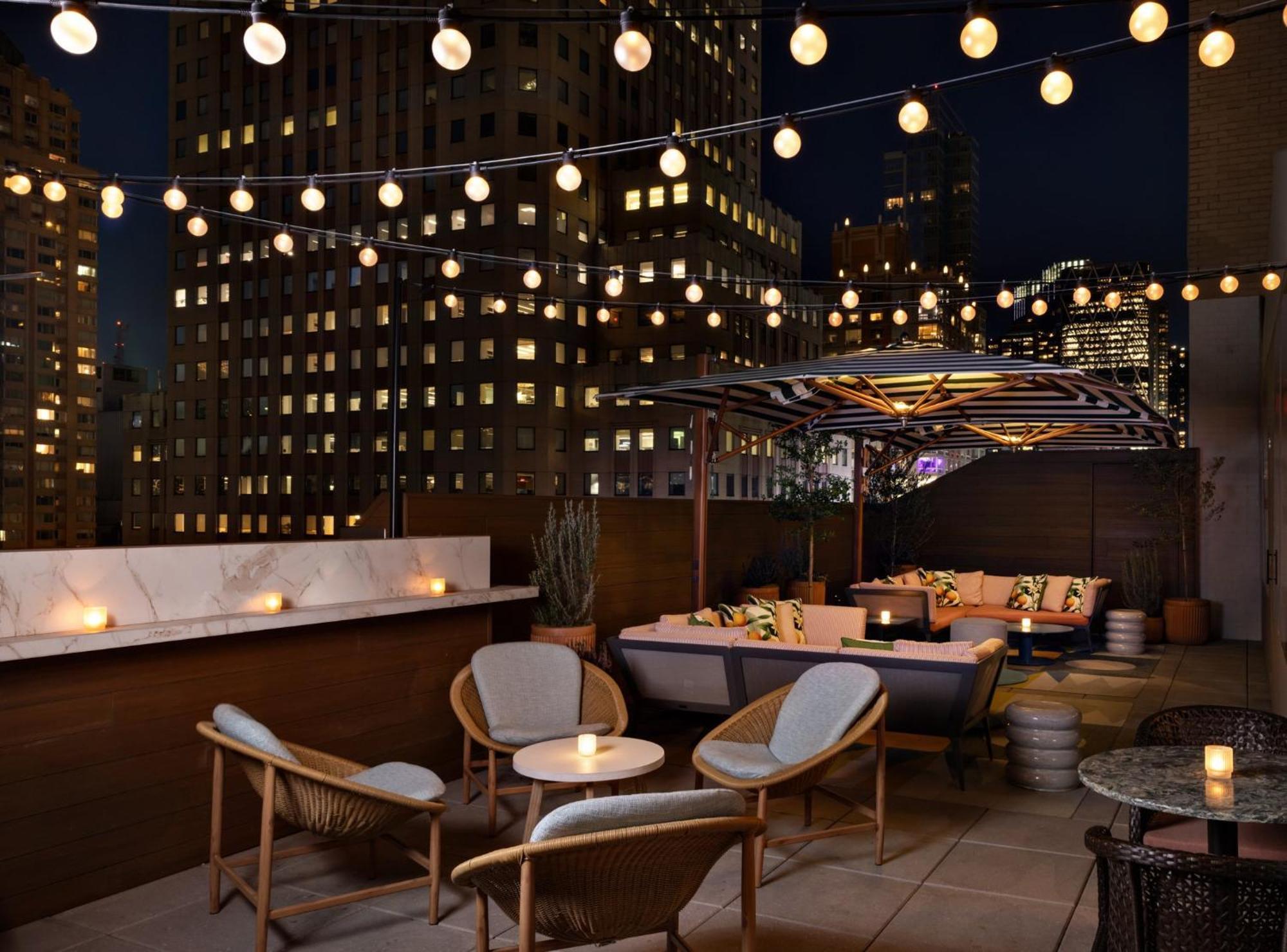 نزل هيلتون غاردن تايمز سكوير نيو يورك المظهر الخارجي الصورة The rooftop bar at the Standard East Village