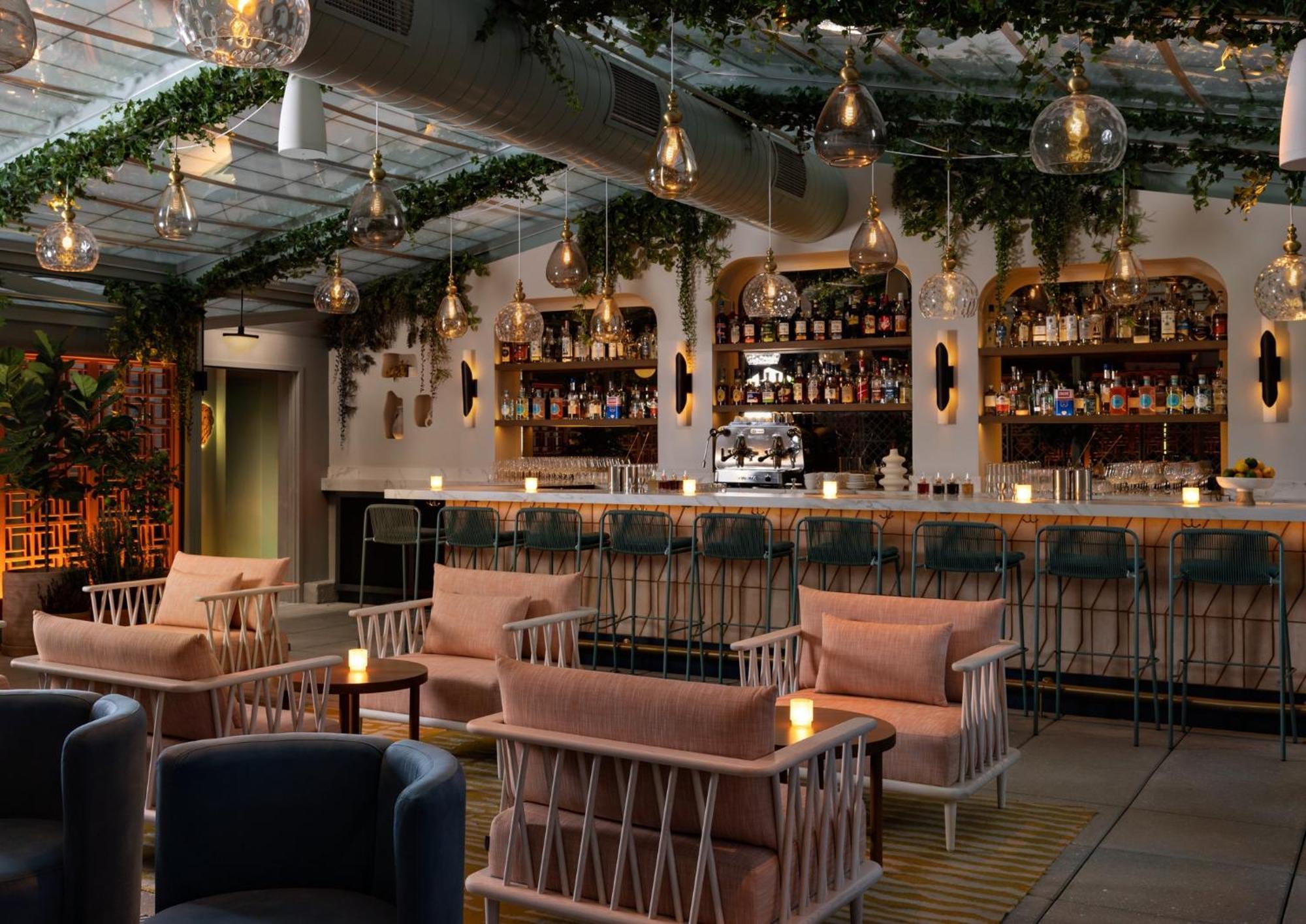 نزل هيلتون غاردن تايمز سكوير نيو يورك المظهر الخارجي الصورة The bar at the 100 Queen's Gate